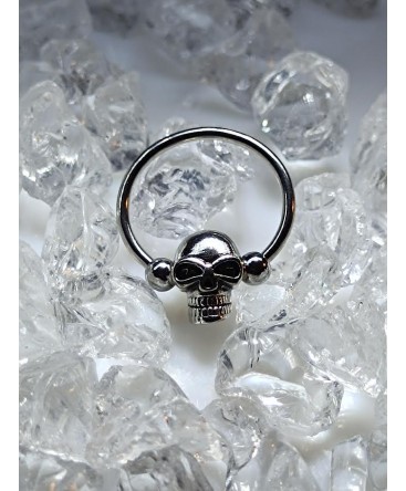 Piercing anneau captif avec tête de mort perlée teton poitrine