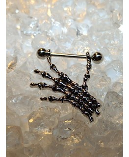 Piercing téton main de squelette