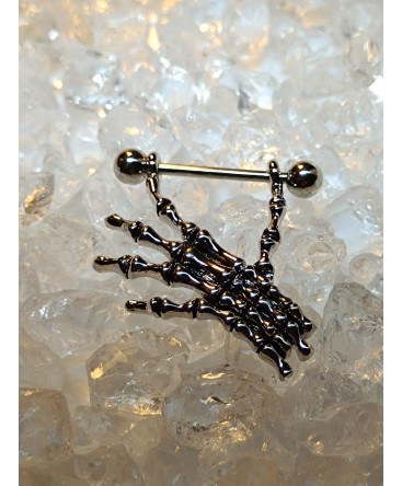 Piercing téton main de squelette