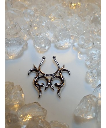 faux piercing téton tribal