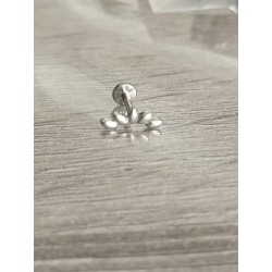 Piercing oreille lotus couleur argenté embout vissable inoxy lobe