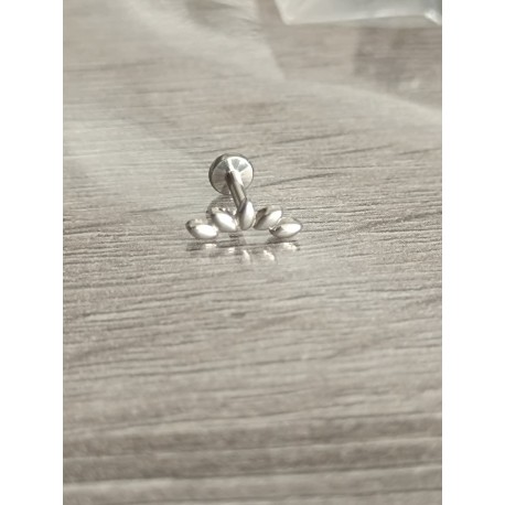 Piercing oreille lotus couleur argenté embout vissable inoxy lobe
