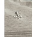 Piercing oreille lotus couleur argenté embout vissable inoxy lobe